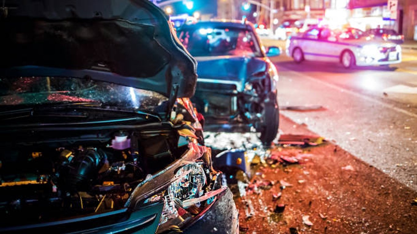 ДТП у Харкові – на дорозі зіштовхнулись Mustang і Lexus – фото