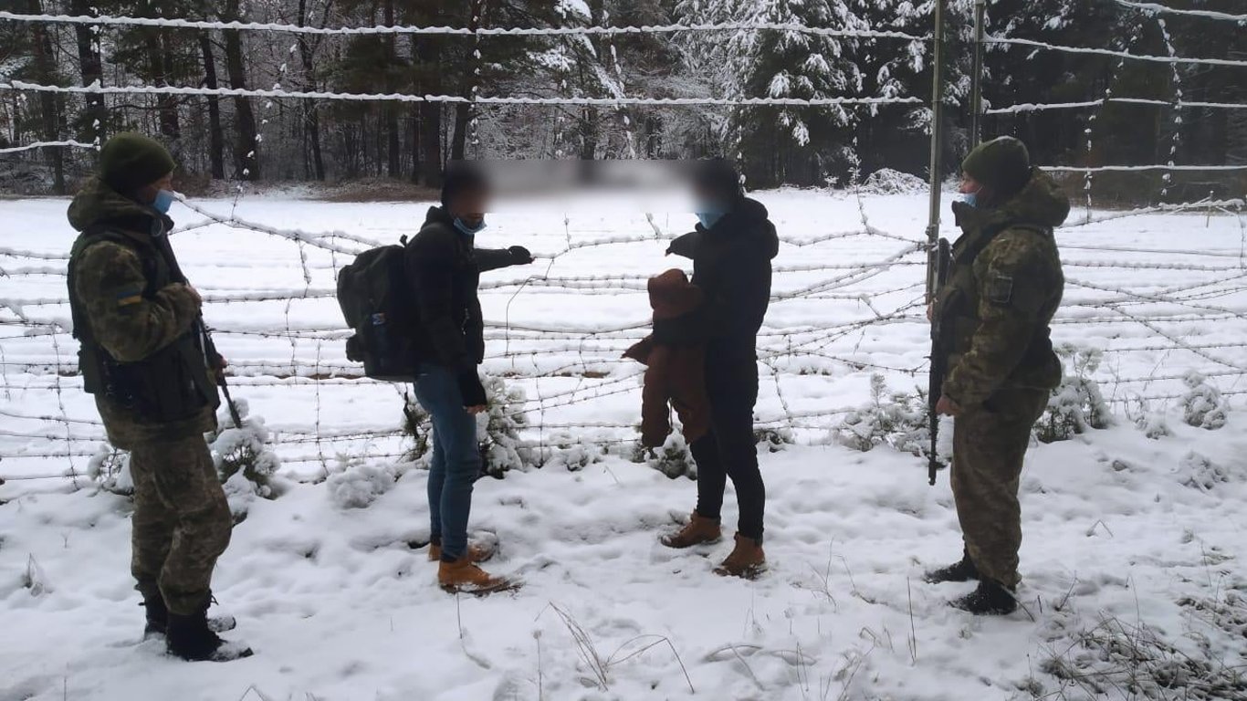 На Львовской границе иностранцы пытались пролезть через забор в Польшу