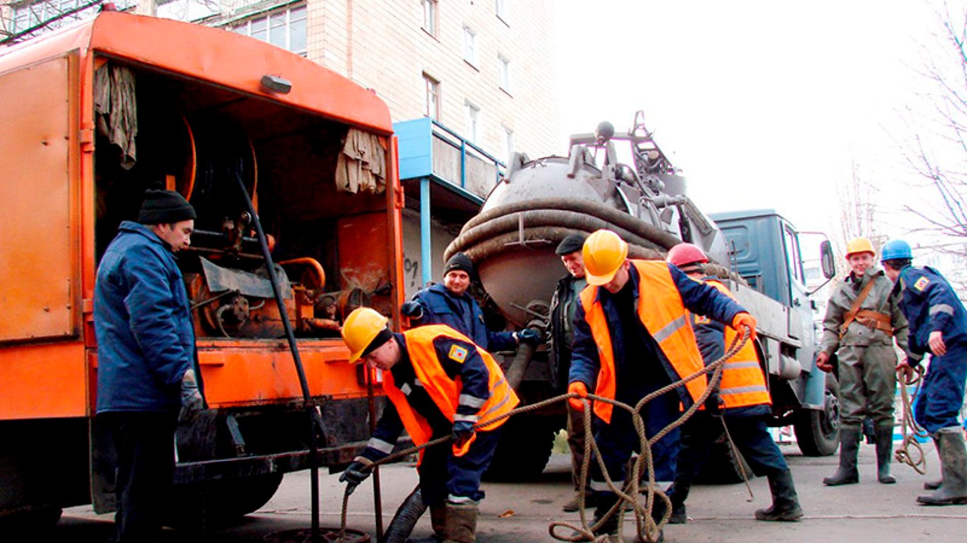 В Харькове работники водоканала перекрыли дорогу