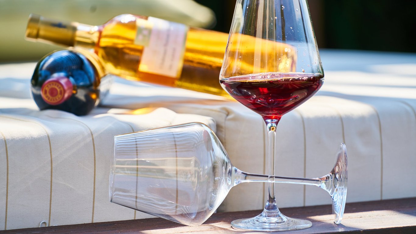 Почему от красного вина болит голова: ответ экспертов