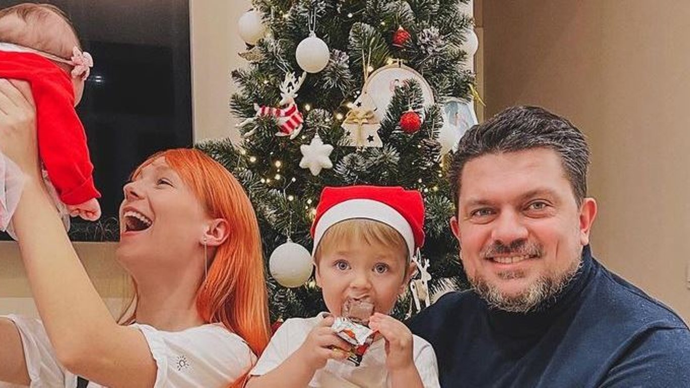 Світлана Тарабарова з дітьми та чоловіком прикрасила будинок до Нового року - зворушливе сімейне відео
