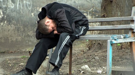 Бегал и требовал вызвать полицию: в Харькове заметили неадекватного мужчину. Видео - 285x160