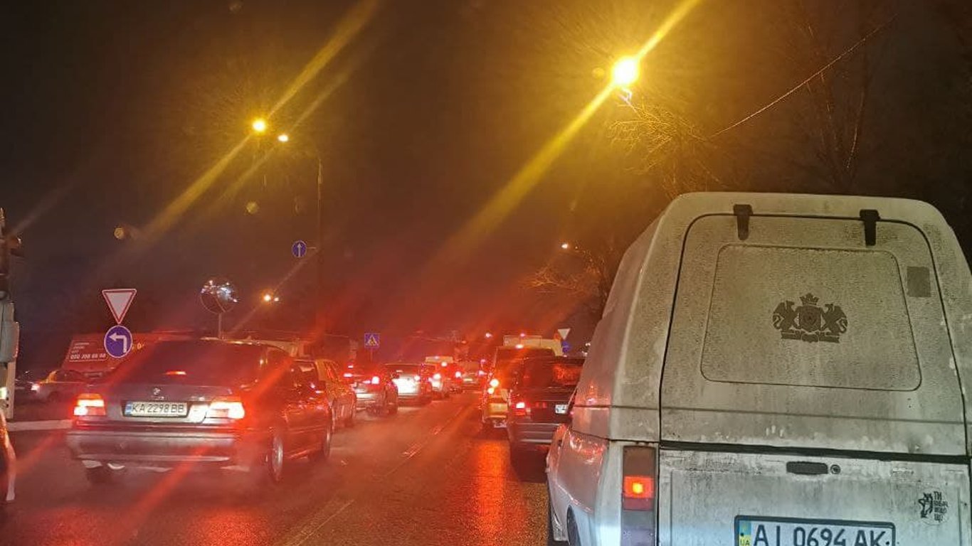 Киев остановился в пробках - что происходит на дорогах