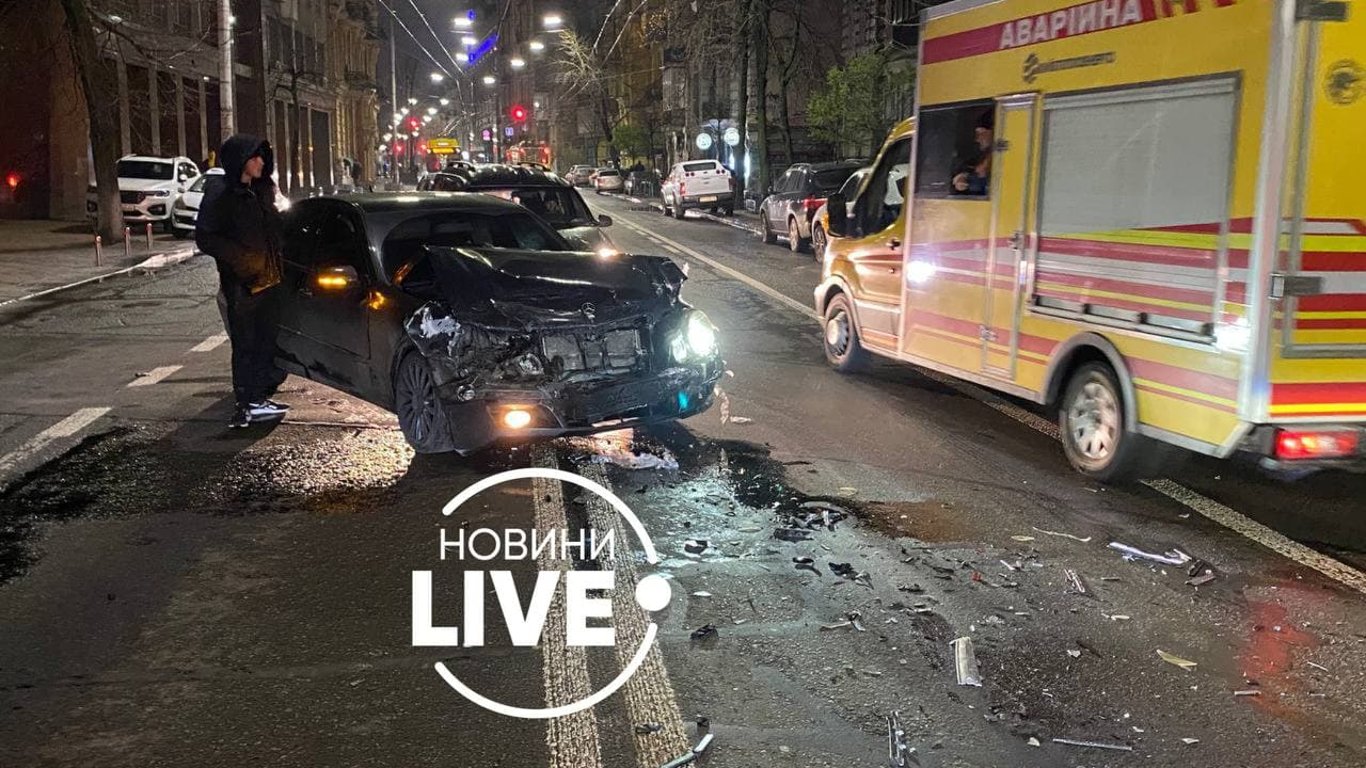 ДТП в центре Киева - Mercedes влетел в автомобили на светофоре