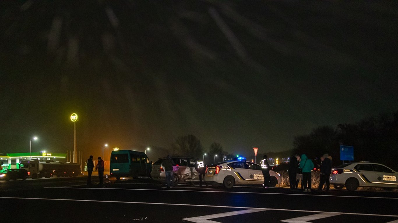 У Дніпрі сталася аварія з маршруткою та BMW - швидкі забрали 6 людей. Фото, відео