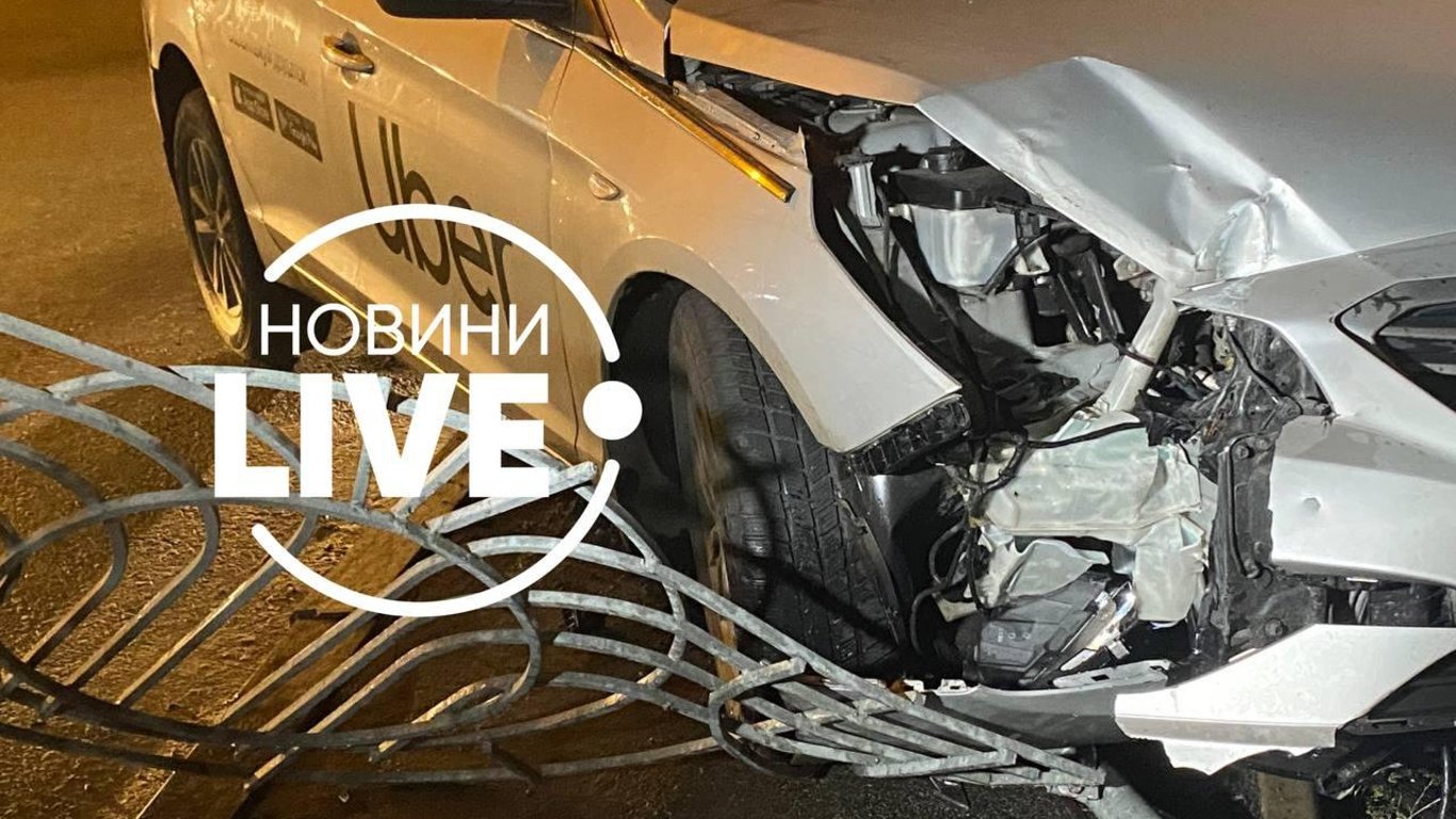 ДТП в Киеве - водитель Uber снес ограждение
