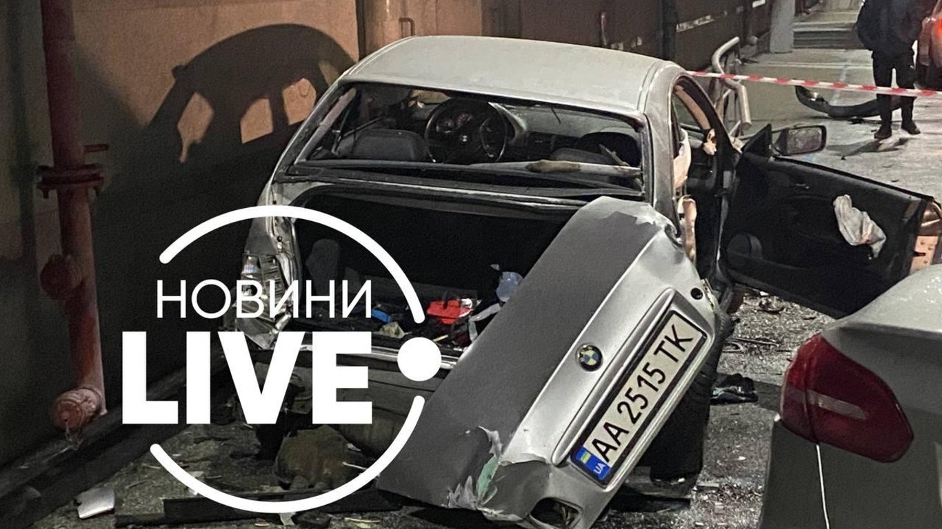 ДТП у Києві - водій протаранив припарковані автомобілі