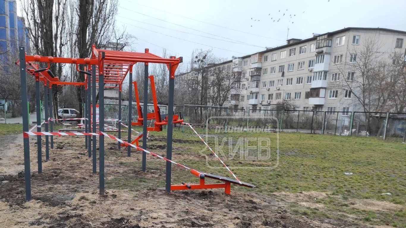 Спортивные площадки в Киеве - коммунальщики установилисноряд для занятием спорта по середине спортивного поля