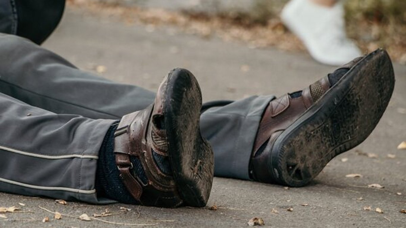 В Харькове прямо среди улицы умер мужчина