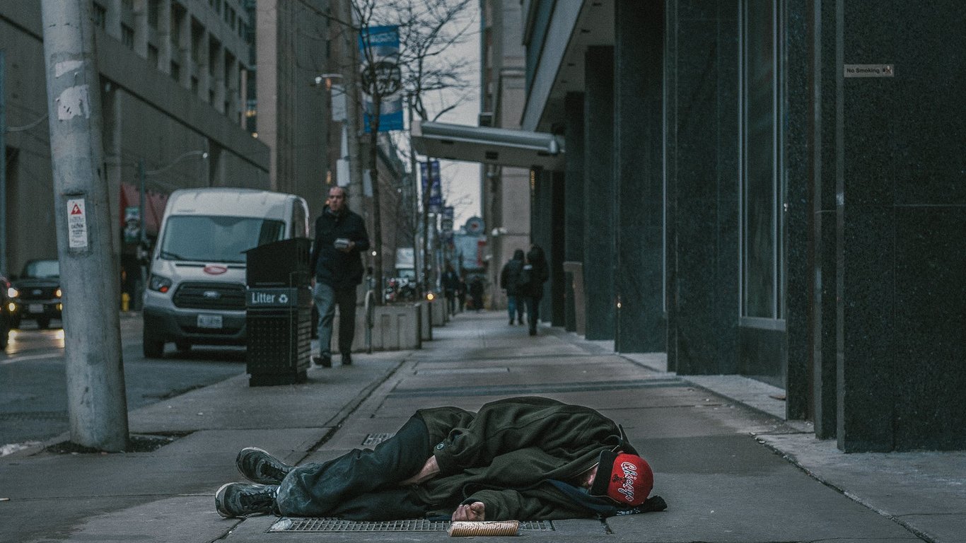 Как помочь бездомным - спасение бездомных людей во время морозов