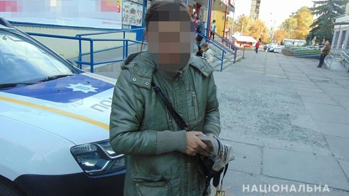 АТБ Киев - женщина украла личные вещи покупателя из камеры хранения киевского АТБ