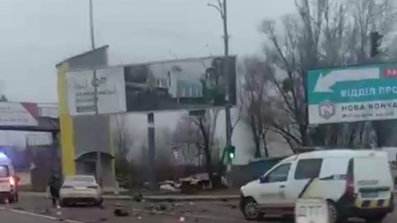 Дорога усыпана обломками - на въезде в Киев случилось масштабное ДТП