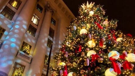 Біля Офісу Президента облаштували новорічну локацію: як виглядає ялинка на Банковій. Фото - 285x160