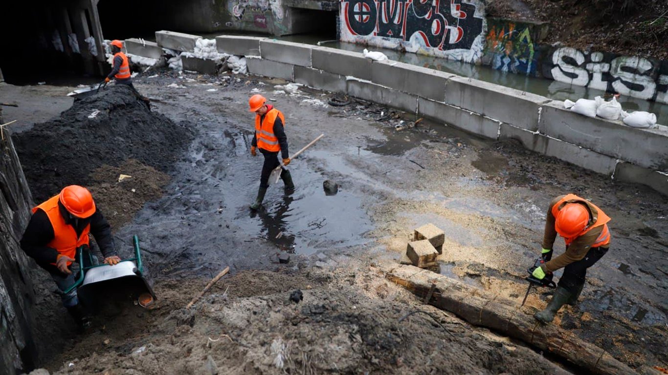 Река Лыбедь - в Киеве выкапывают мусор из древней реки