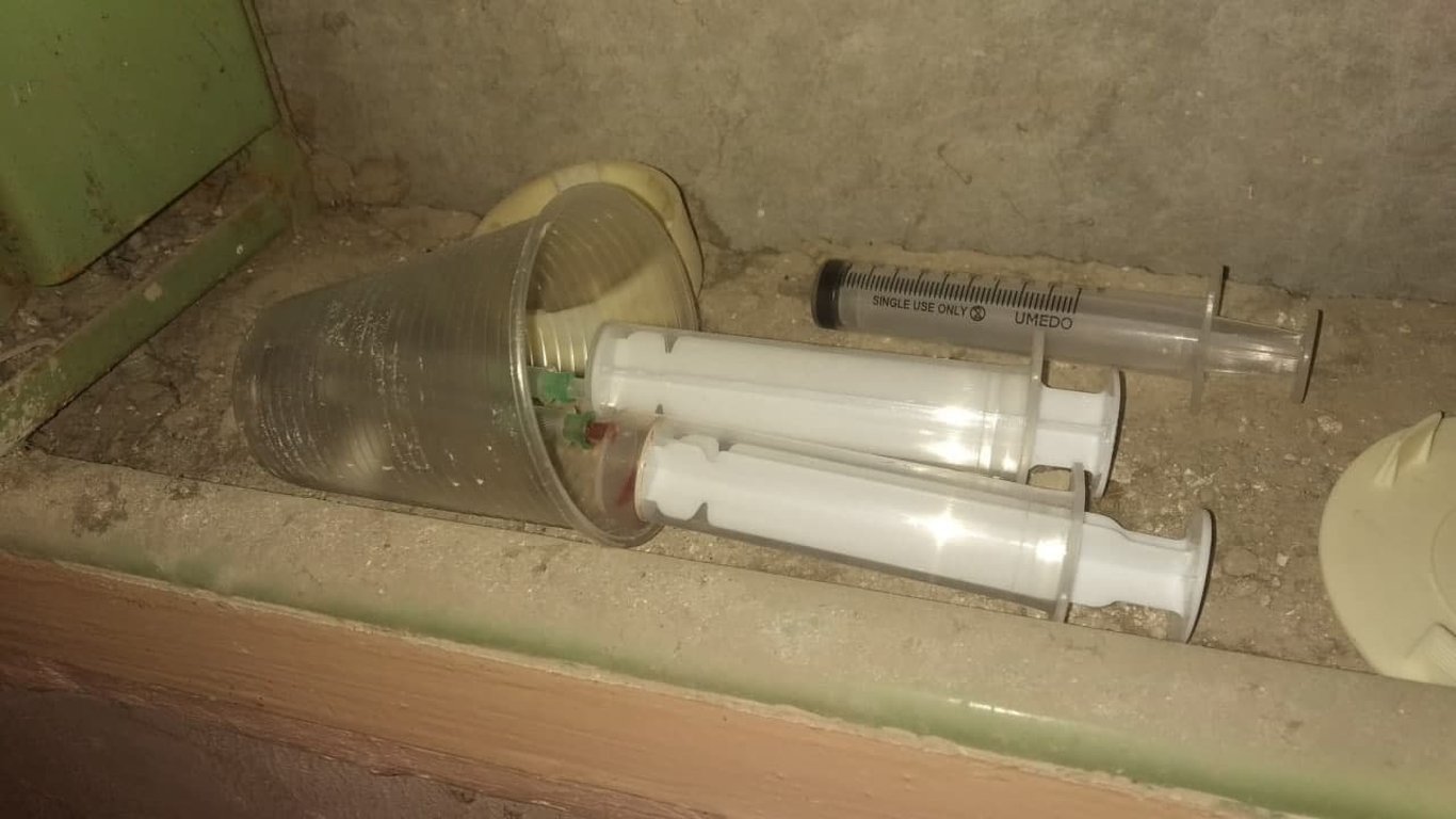 Наркомани влаштували притон прямо в під'їзді на Оболоні - Новини Києва