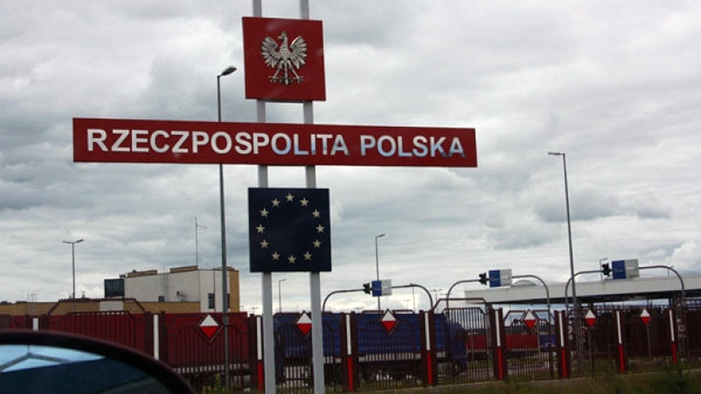 На кордоні з Польщею українці вишикувалися у кілометрові черги: чекають понад добу