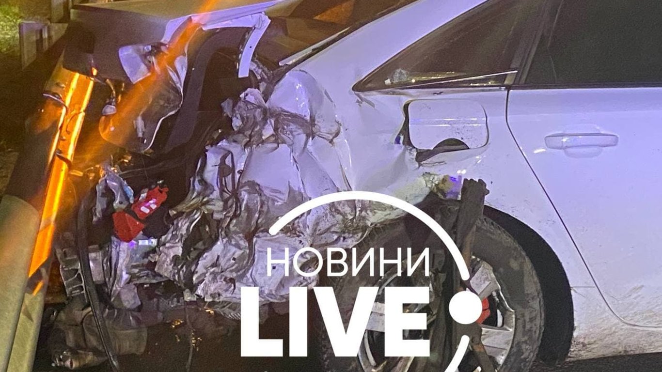 ДТП в Киеве - авто врезалось в отбойник, а водитель исчез - фото
