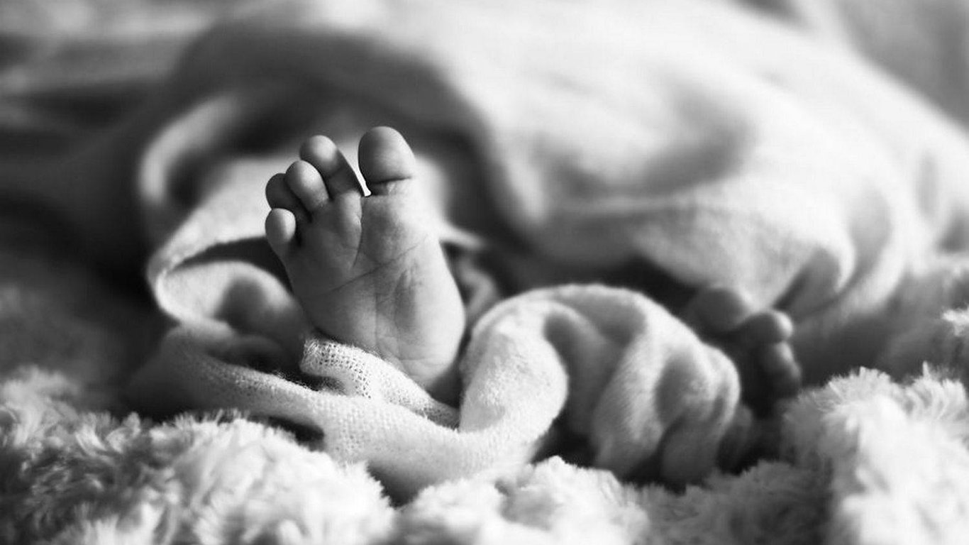На Черкащині померла 5-місячна дівчинка: захлинулася слиною, поки матір пиячила