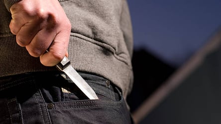 Чоловік із ножами погрожував пасажирам громадського транспорту у Харкові. Фото - 285x160