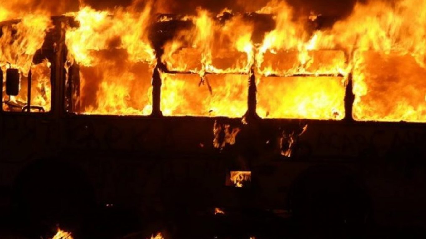 Маршрутка под Киевом сгорела дотла - видео