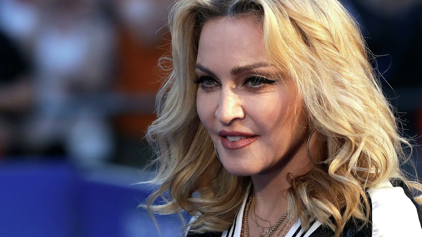 Мадонна вдохновилась фильмом и вымыла пол в кинотеатре - фото со шваброй