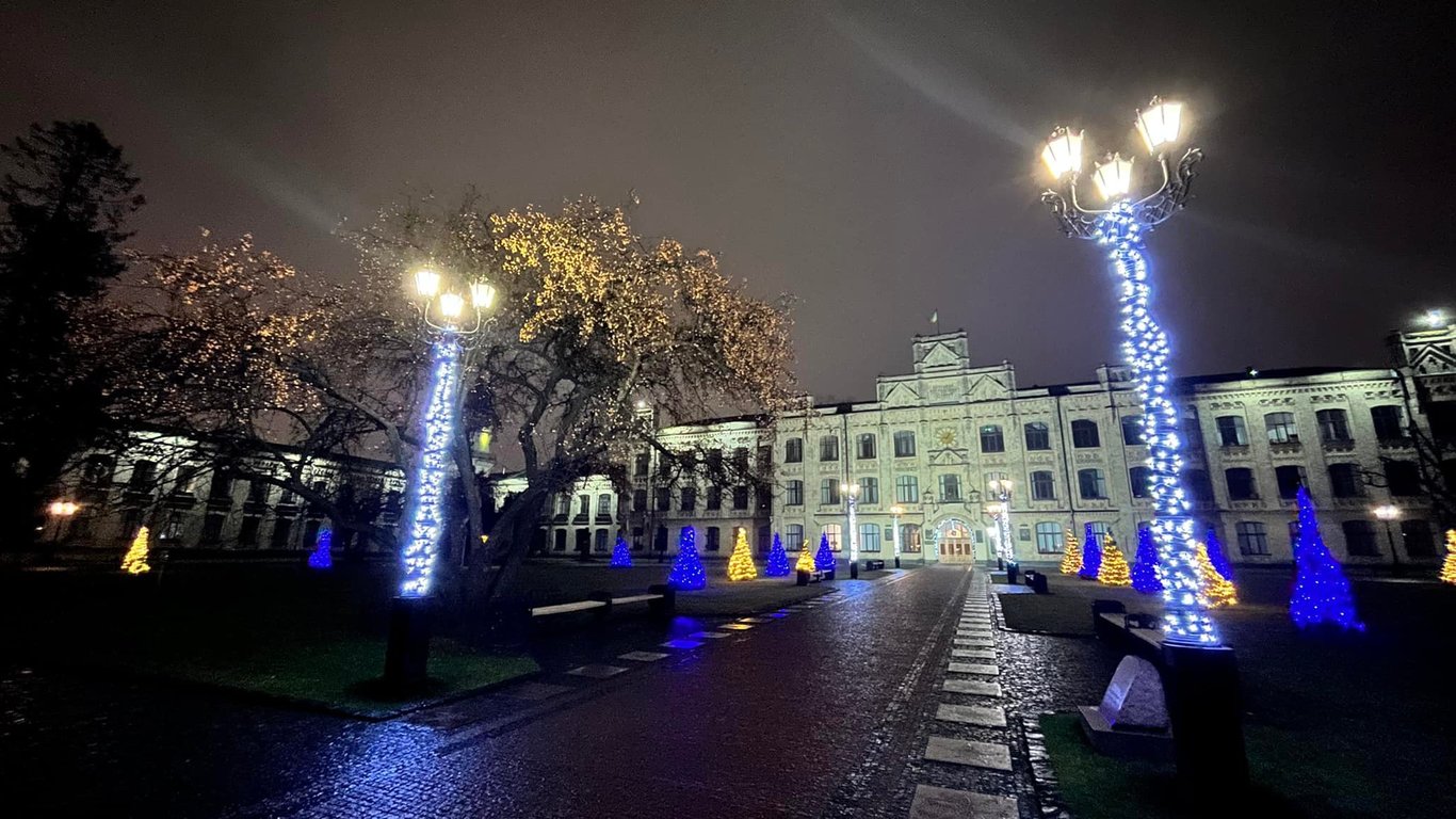 Новий рік у Києві-КПІ прикрасили новорічними прикрасами