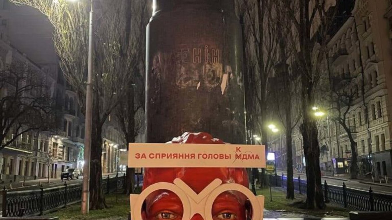 Пам'ятники в Києві - у Києві на місці пам'ятника Леніну з'явилася голова відомого бізнесмена