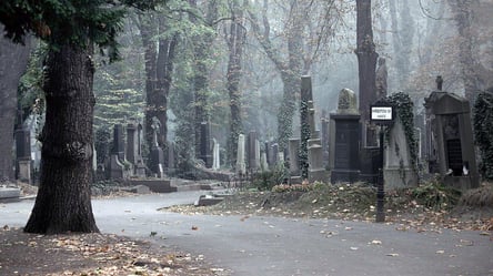 В Одесі підлітки помочилися на могили, а потім вибачилися в Instagram. Відео - 285x160