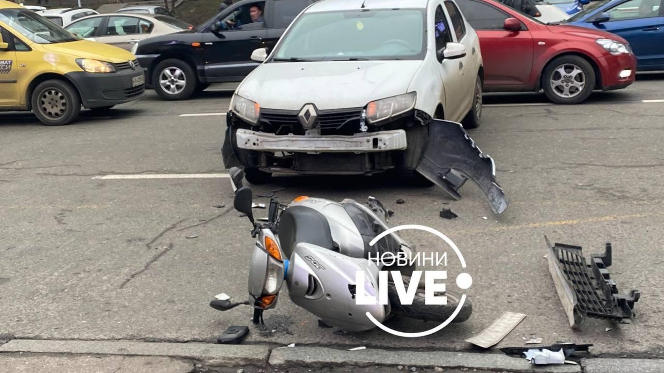 ДТП в Киеве - курьер на мопеде влетел в легковой автомобиль