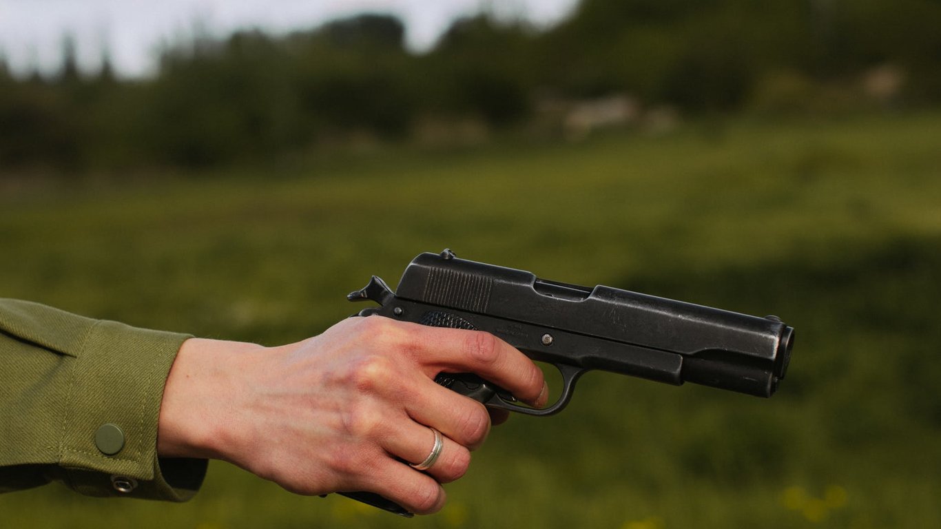 В Одессе мужчина расстрелял двух молодых людей из травматического оружия