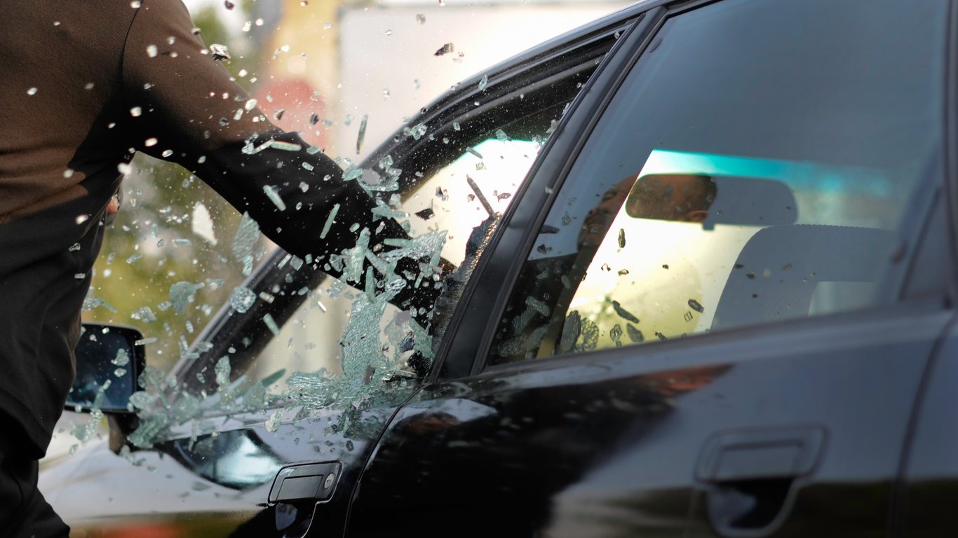Невідомі розбили шибки в автомобілях на Русанівці - фото