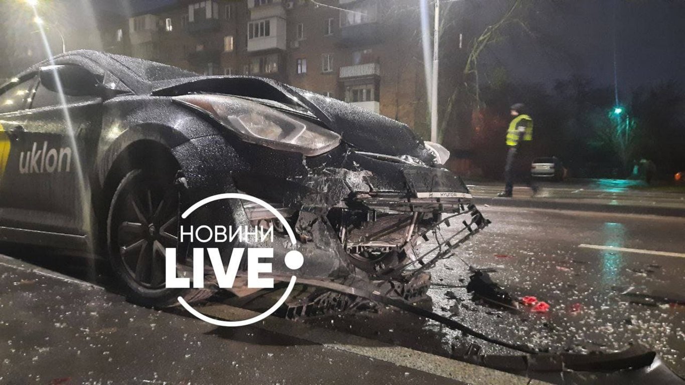 Пьяный водитель на бешеной скорости протаранил два авто в Киеве