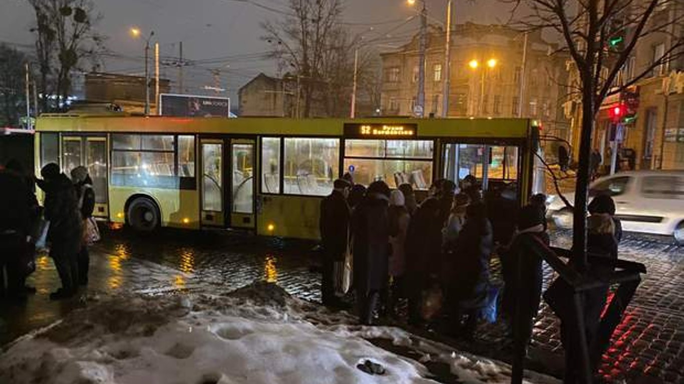Во Львове автобус сбил женщину - фото очевидцев