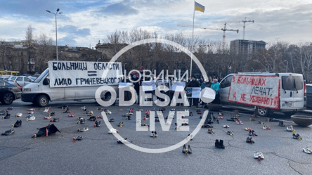 Активісти пікетують Одеську ОДА: вони вимагають перевірок у медзакладах - 285x160