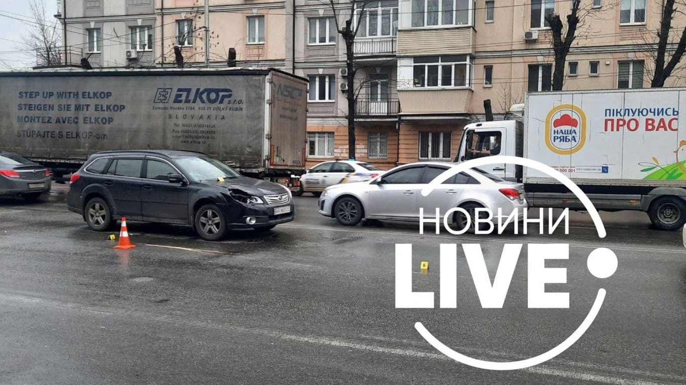 ДТП у Києві - на Шулявці дівчина потрапила під колеса легковика - фото