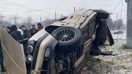 ДТП в Харькове: на одной из улиц города авто вылетело с дороги и перевернулось. Фото - 285x160