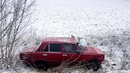 Машину відкинуло у поле: на Харківщині сталася потужна ДТП, постраждала дівчина. Фото - 285x160