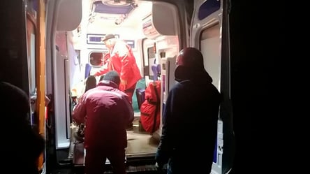 В Одесской области спасатели помогли медикам госпитализировать пенсионерку. Фото - 285x160