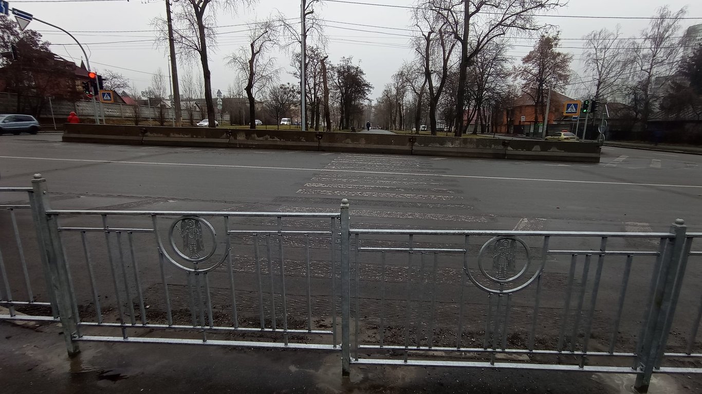 Переходи в Києві - на Святошині у людей відібрали пішохідний перехід