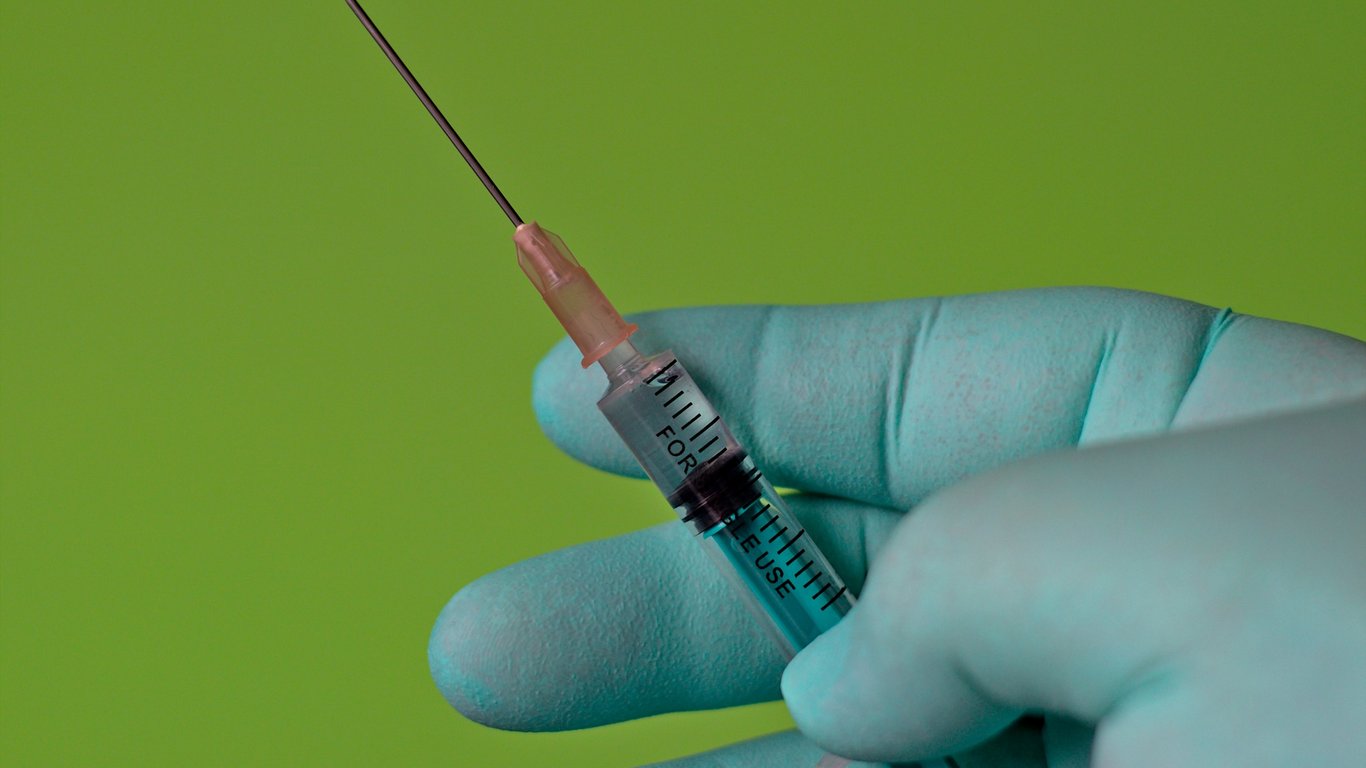 Обязательная COVID-вакцинация в Украине - перечень профессий дополнили