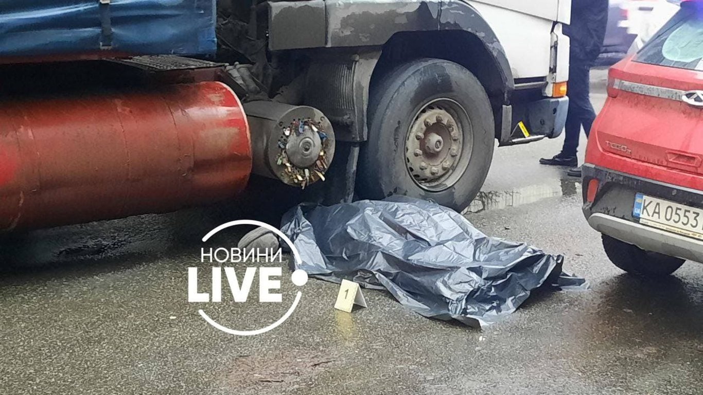 Смертельная авария произошла в Киеве - женщина погибла под колесами грузовика - фото
