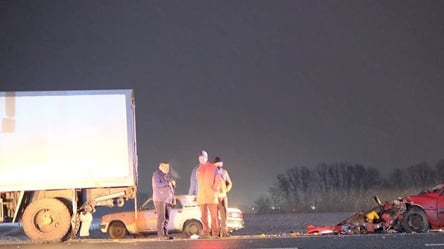 Вечірні ДТП у Харкові: на Окружній машина влетіла під вантажівку, а на Ландау в аварію потрапила "газель" - 285x160