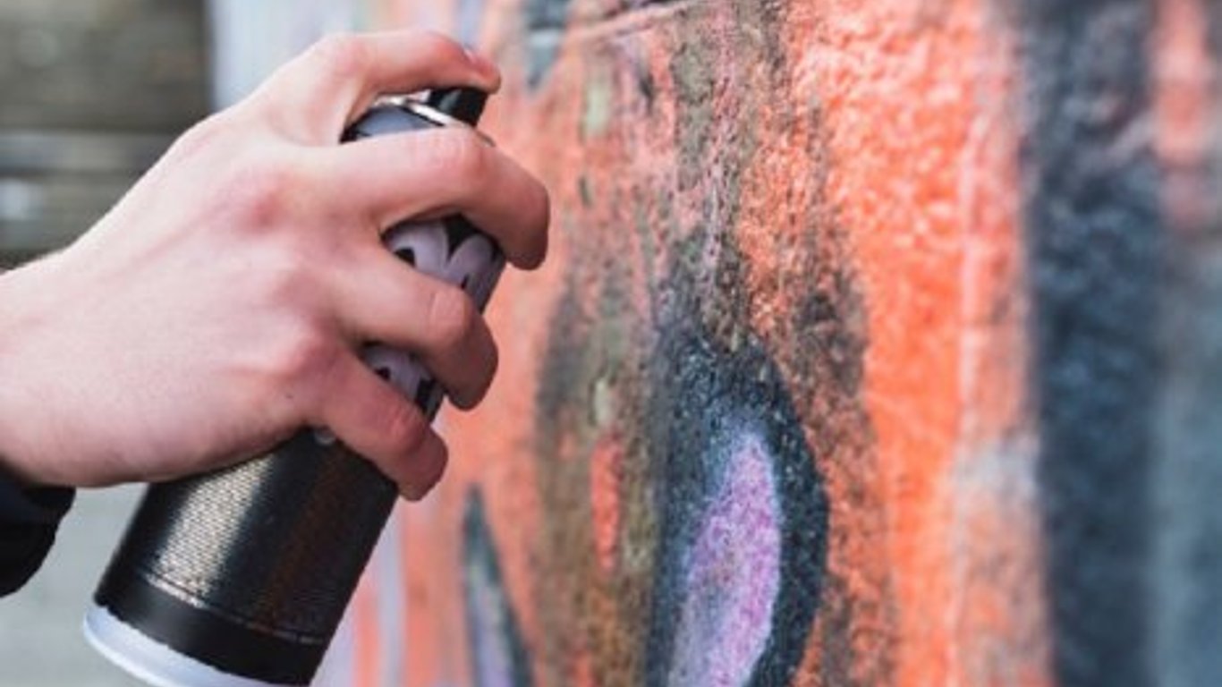 Парень разрисовал краской Арсенальную площадь на глазах у копов - Новости Киева