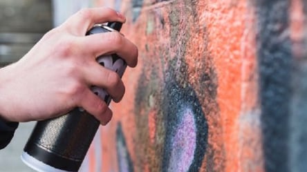 Парень разрисовал краской Арсенальную площадь на глазах у копов. Видео - 285x160