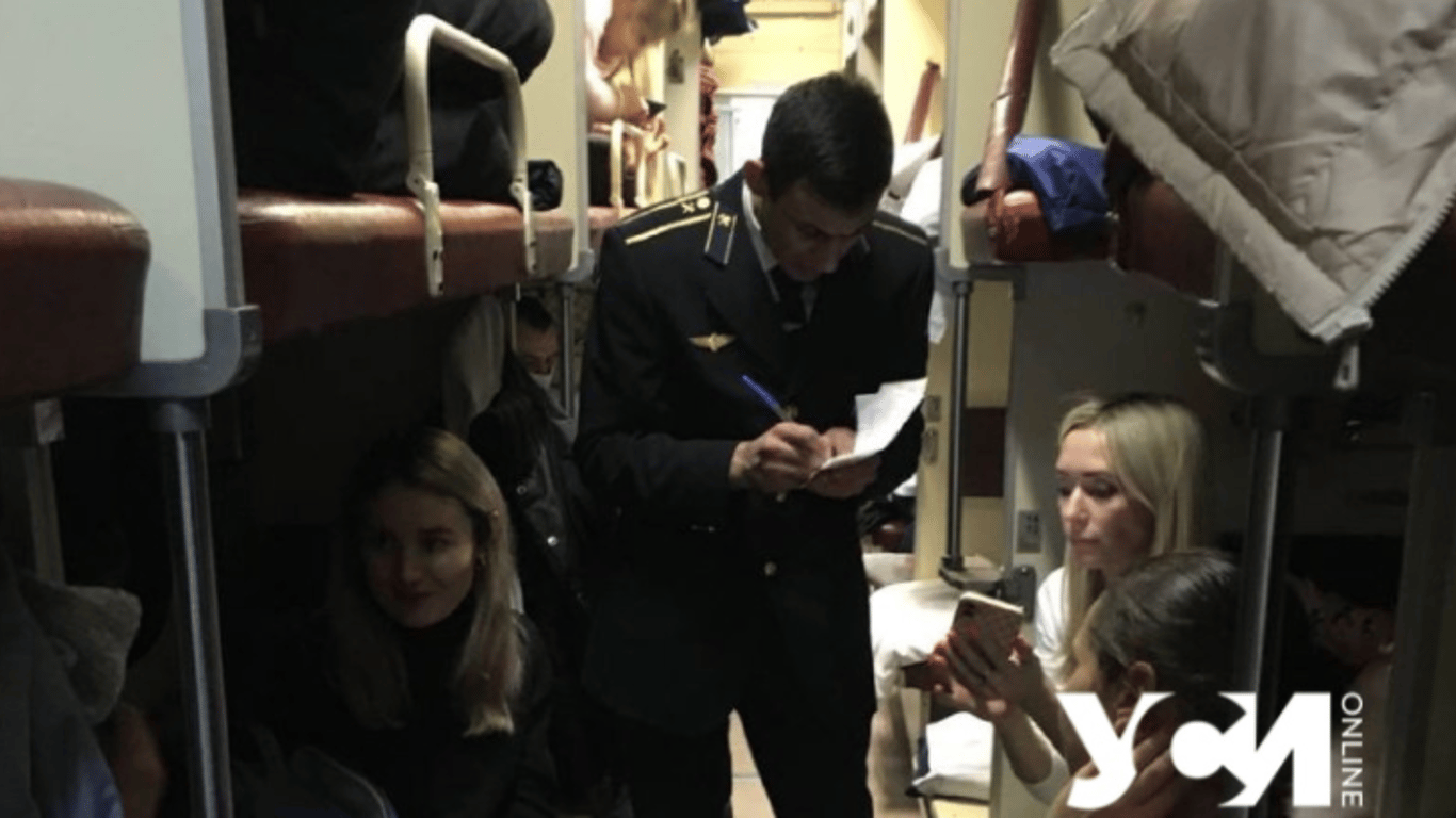 "Укрзализныця" продала по два билета на место в поезде Рахов - Одесса - подробности