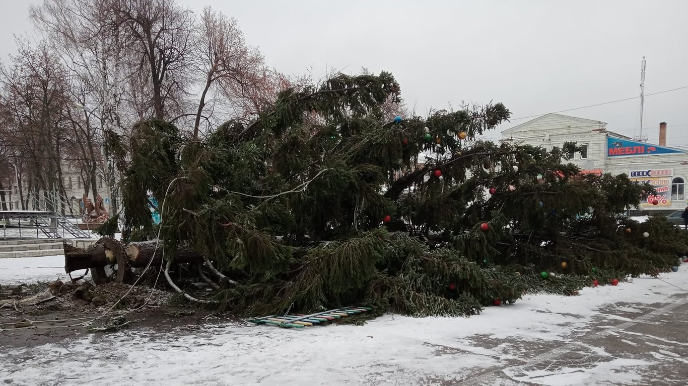 В Лебедине упала новогодняя елка - подробности, фото