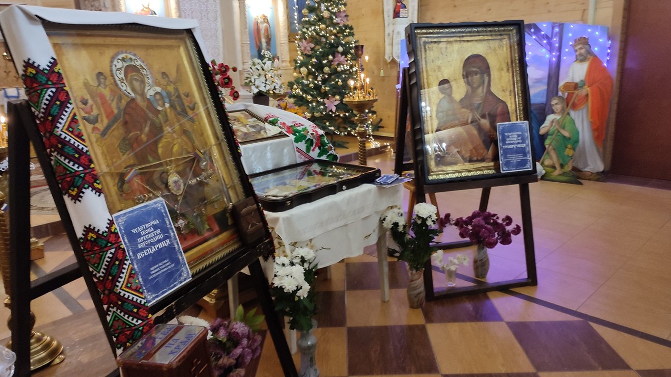 В церкви на Ровенщине замироточила икона в День святого Николая