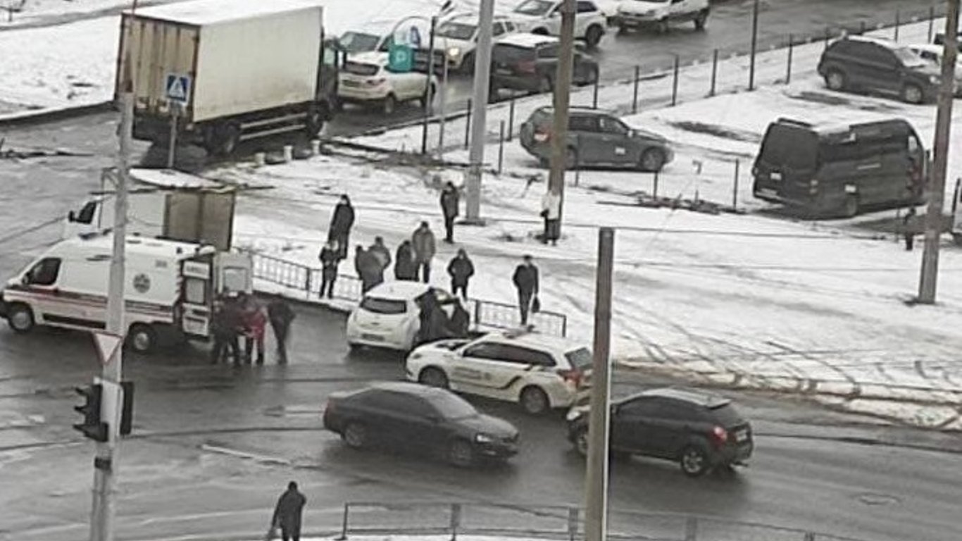В Харькове на одном из перекрестков автомобиль снес ограждение