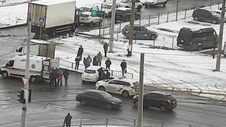 В Харькове на одном из перекрестков автомобиль снес ограждение - 285x160
