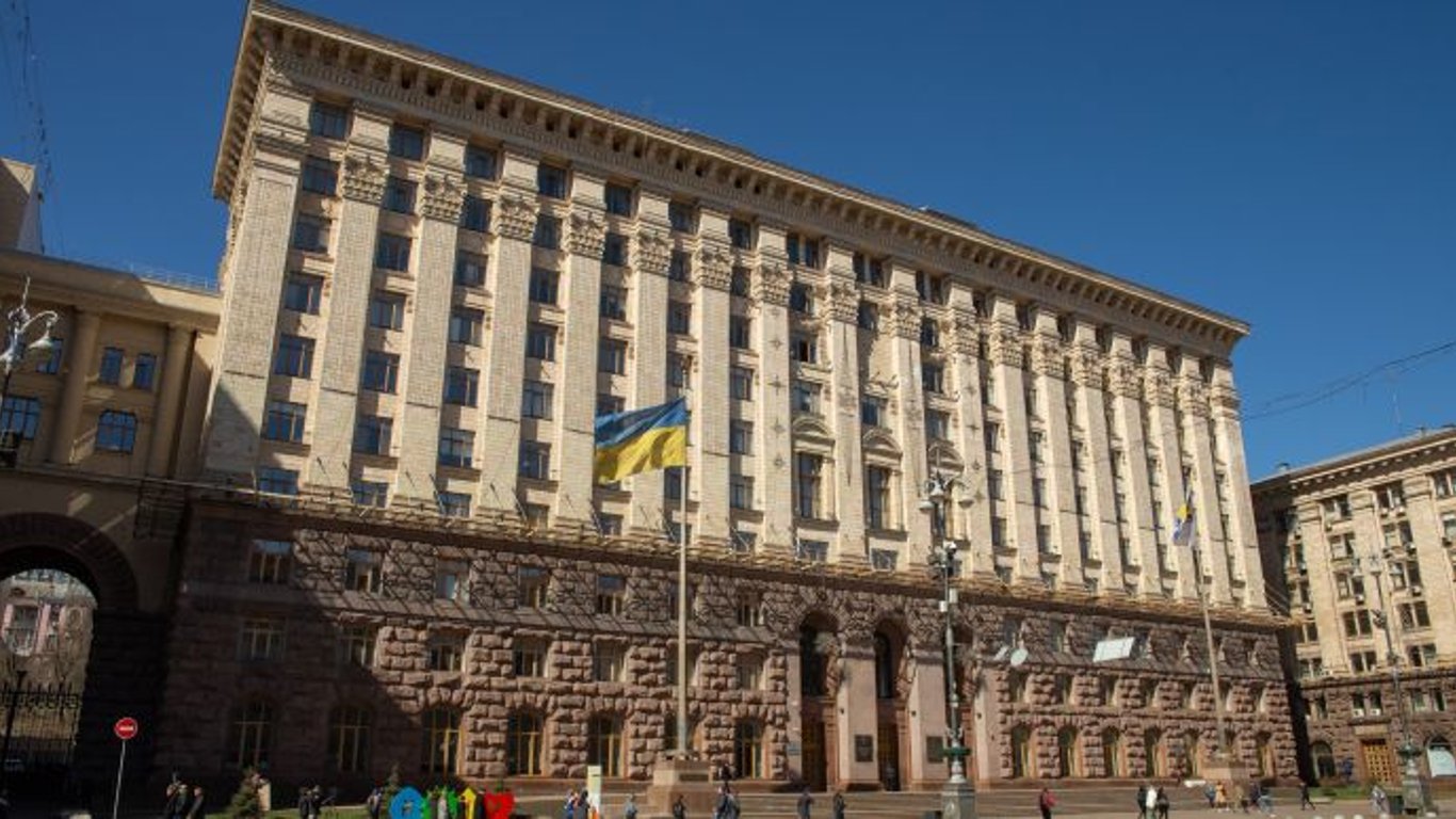 У Києві встановили мініатюрну копію будівлі КМДА - фото